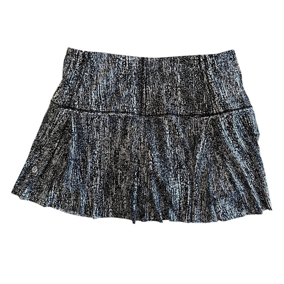 Lululemon Athletica Lost In Pace Black and White Pleated Mini Skirt Like New - Picture 7 of 9